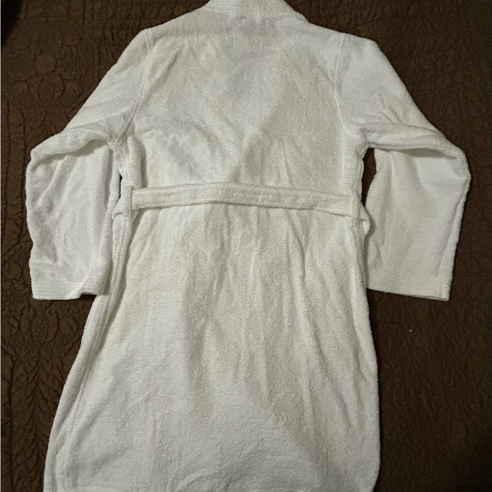 UGG white Plush Robe. New- never worn. Size XS/S - Picture 3 of 4